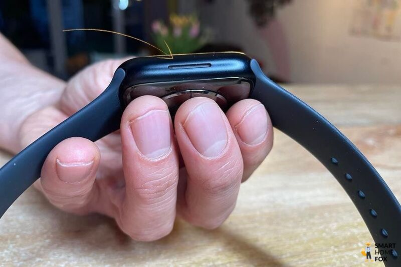 Man sieht den seitlichen Lautsprecher-Schlitz der Apple Watch 7.